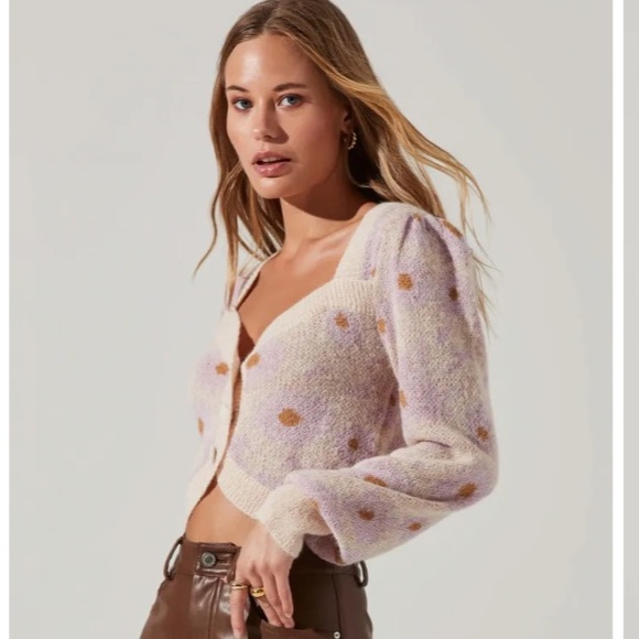 Astr Sweaters - NWOT ASTR Tricia Cropped Cardigan Sweater in Lilac Floral, size small